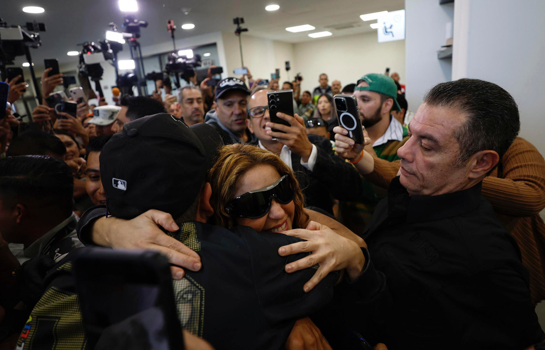 Shakira se muda a México, aterrizó en el AIFA